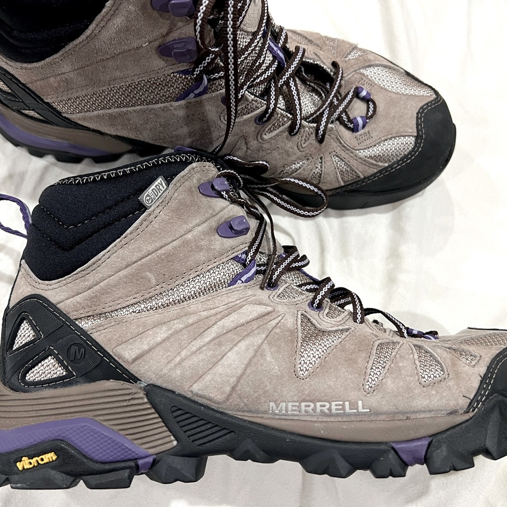 Merrell Moab hiking shoes - women’s size 10.5